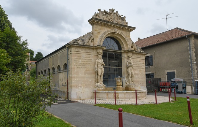 ARCHITECTURE REMARQUABLE : FONTAINE DE NEPTUNE ET D'AMPHITRITE 1 - Lacroix-sur-Meuse